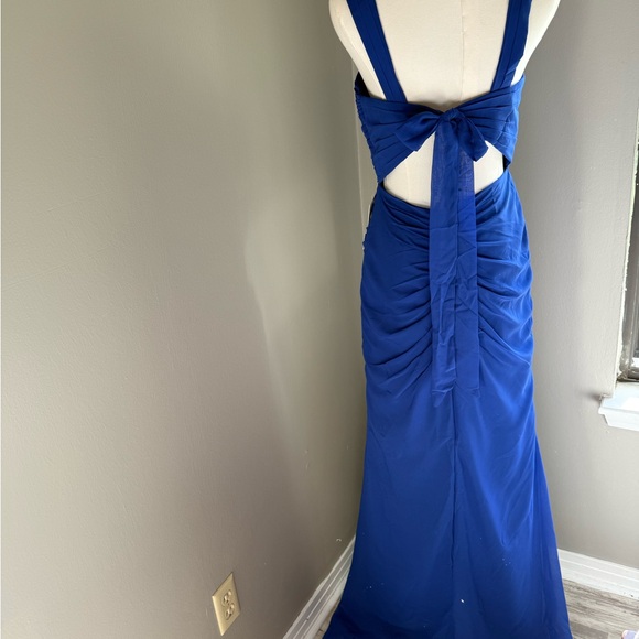 Elegant Blue Evening Gown - Picture 5 of 10